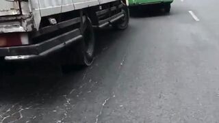 Aksi kejar-kejaran angkot vs truk boks terekam dan viral di Medsos