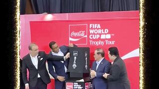 Momen paling ditunggu para pecinta sepak bola, ketika Trofi Piala Dunia 2026 diperlihatkan di depan publik