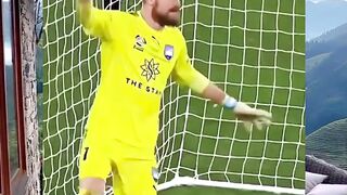 ???? Cara aneh untuk menepis penalti!