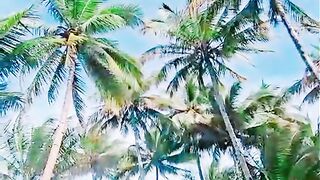 Bersantai dipantai laut