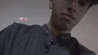 Log hathon per chai dal kar mohabbat azmarahen hen