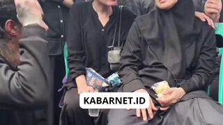 Reza Arap hadir dan memberi dukungan untuk ibunda Lula Lahfah setelah pemakaman.