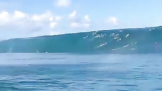Perfect waves, sunny skies, warm waters #surf #bigwaves #surfing