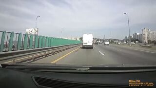 Garbage truck on MKAD miraculously avoided an accident