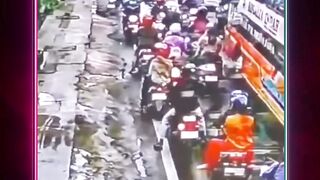 ????Rem Blong, Bus Harapan Jaya Tabrak Sejumlah Kendaraan di Kemuning, Kediri