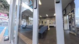 When I went to the waiting room at the ferry terminal, there was a cat sitting on the bench.