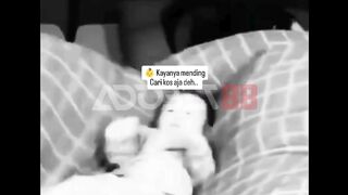 Adek ini tidur di tengah papa mama tapi malah jadi korban rebutan selimut.