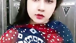 lipsing doing beautiful girl #funny# #funnyshorts# #funnyvideos# #febpost# #febposts# #world# #amazing# #wonderful# #entertaining#