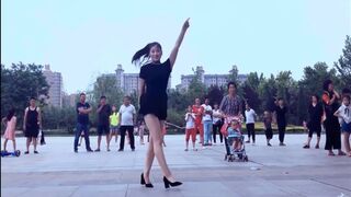 Шафл на каблуках ???? танцует красавица Цинцин (Qingqing) #цинцин_танцует