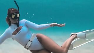 Vloging underwater beatufull girl hot ocean