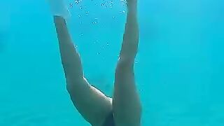Beatifull girl sexy full body snorkeling