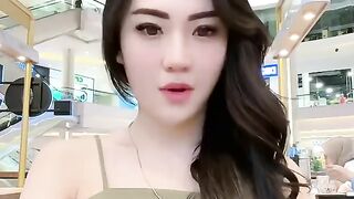 Ketika kau tersenyum, dunia terasa lebih indah bagiku.