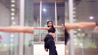 Indian Girl Mahek Kaushal Dance