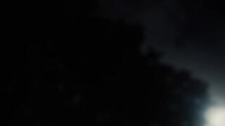 Malam yang diterangi oleh sinar lampu jalanan