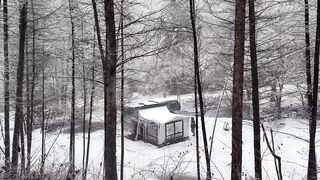 CAMPING IN THE HEAVY SNOW IN A LUXURY CAMPER VAN WITH AN INFLATABLE HOT TENT ????