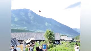 A man flying a plate on the sky