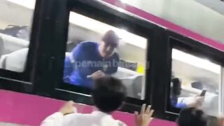 OTW Solo Thom Haye Diserbu Fans, Saddil Malah Tebar Pesona ????
