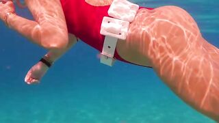 Underwater dives beatifull girl hot shake