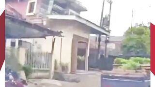 Aksi Penjambretan di Tulungagung Terekam Dashcam, Pelaku Dikejar Mobil hingga Nyaris Senggolan