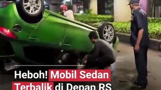 Mobil sedan hijau terbalik di depan RS Petukangan, Ciledug, Kamis dini hari.