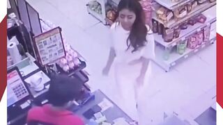 ???? VIRAL! Wanita Cantik Diduga Mabuk Terekam CCTV Pamerkan “Buah Kelapa” di Minimarket