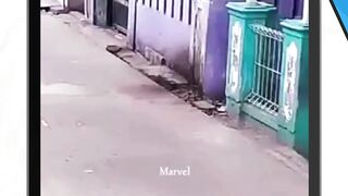 Sebuah video memperlihatkan Emak-emak naik sepeda listrik terjatuh usai berusaha menghindari kakek pejalan kaki.