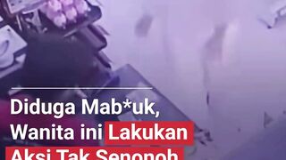 seorang perempuan muda melakukan tindakan tidak pantas