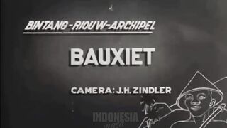 Aktifitas pertambangan bauksit di pulau Bintan, Kepulauan Riau pada tahun 1948..