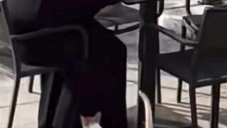 Detik-Detik Kucing Jadi “Penyelamat” di Restoran!