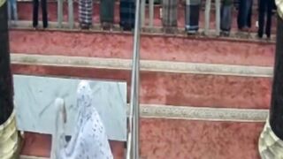 Miris ???? Seorang bocah tertimpa pembatas shaf jamaah wanita yang tiba-tiba roboh di dalam masjid.