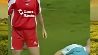 Jaap Stam. Tembok hidup di lini belakang. Lewat? Silakan. Badan? Tinggal kenangan. ????????