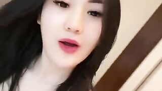 Hatiku menari dalam hujan, mencari kehangatan yang tak tersentuh.