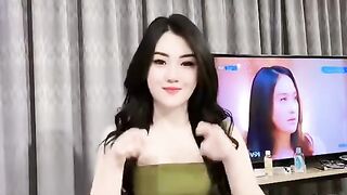 Self-reward hari ini, senyum ke diri sendiri di cermin. Karena mencintai diri sendiri itu penting sebelum mencintai produk kami.