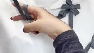 Tali Sweater Diikat Begini, Gayanya Jadi Aneh Tapi Keren!