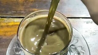 Menikmati secangkir kopi