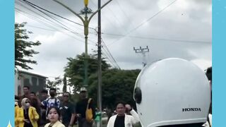 pasti pura² ndak liat biar ndak malu????