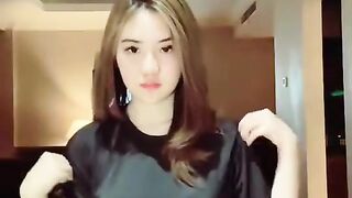 Gak perlu sempurna, yang penting apa adanya. Vibe brand kami real dan tanpa filter, sama seperti kamu.