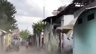 आसमान से मोटरसाइकिलों की बारिश ????????️ लोग जान बचाकर भागे