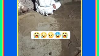 قبر میں مُردے کو نقل کروائی جا رہی ہے ۔ استغفرالله یہ حال ہے مولویوں کا آج کل ????