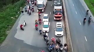 Truck Driver Shields Traffic from Burst Water Pipe ????????