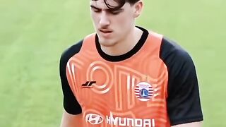 Pemain baru Persija Jakarta Mauro Ziljstra ikut sesi latihan