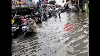 Lagi banjir malah dapet “jackpot”.