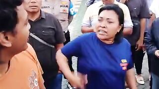 seorang ibu marah sama seorang intel