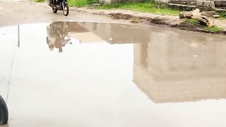 Menyeberangi banjir