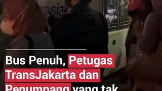 PETUGAS TRANSJAKARTA DAN PENUMPANG CEKCOK AKIBAT BUS PENUH