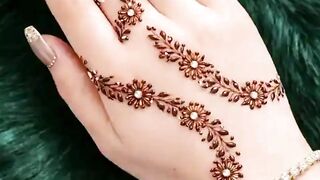 “Mehndi jo khamoshi se bhi bohot kuch keh jaaye ????”