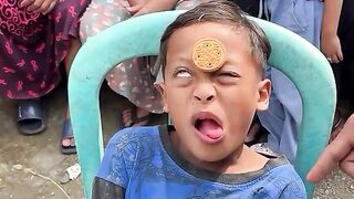Lomba makan biskuit
