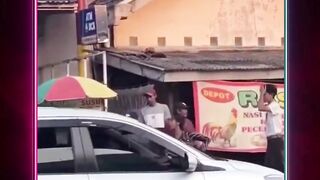 Heboh! Dua Wanita Nyaris Baku Hantam di Pinggir Jalan, Diduga Rebutan CEO