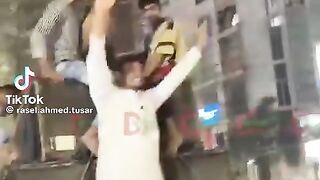 হালাই কামডা করল কি??