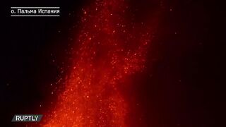 извержения вулкана на Канарах. Мощные фонтаны лавы бьют в небо